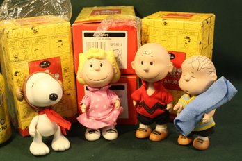 4 Hallmark Peanuts Figures - Charlie Brown, Snoopy, Sally & Linus, W/moveable Arms & Legs   (153)