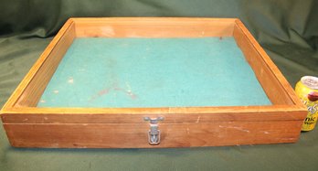 Vintage Lockable Table Top Display Case W/ Glass Lift Lid, 25x21x4'H   (227)