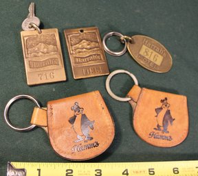 2 Hamm's Key Chain/purses, & 3 Harrah's Key Chains   (259)