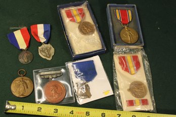 8 WWII Medals   (272)