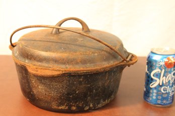 Antique Cast Iron #8 Griswold Dutch Oven With  Lid  (372)