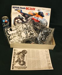 Tamiya RepSol Honda Motorcycle Model RC211V, Unassembled  (50)