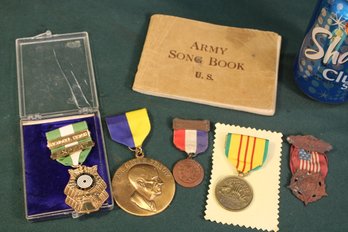 5 US Medals & 1918 Us Army Song Book  (6)