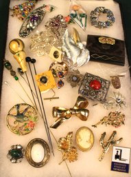 Vintage Costume Jewelry: Over 25 Pins/Broaches & Hat Pins (1 Pin/earring Set)  (88)