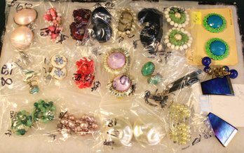 Vintage Costume Jewelry:  21 Pairs Of Earrings   (89)