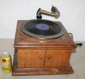 Antique Working   Victor Wind Up Record Player In Oak Cabinet, 14x15x9H  (95)