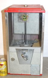 Vintage Coin Op Vending Machine, Locking (No Key), 10x10x19H   (96)