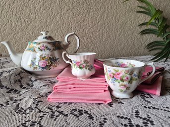 New Royal Albert (1994) Large Teapot 'Lady Ascot' With 'moss Rose' Tea Cups ~ Pink Linen Napkins