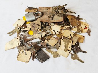 Estate Found Grouping Of Vintage Keys