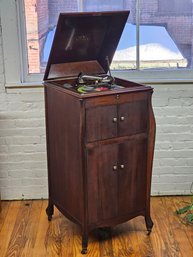 Fine Antique Victor Victrola Floor Standing Phonograph - Model VV-100
