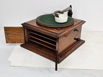 Antique Quarter Sawn Oak Victor VV-VI Tabletop Phonograph