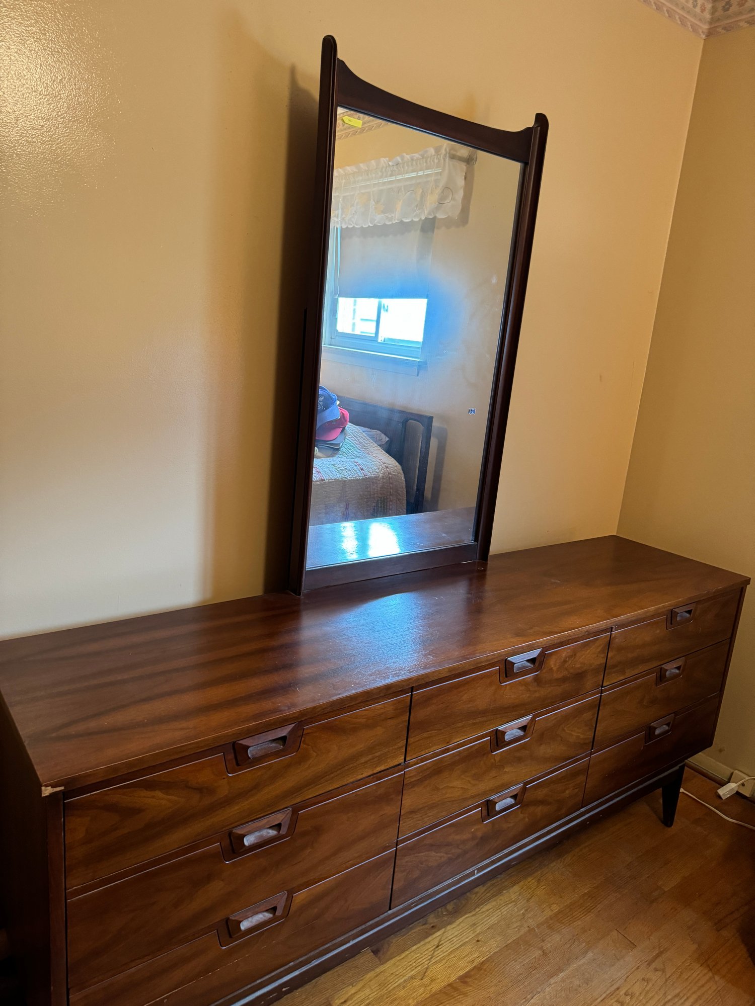 Vintage Mid Century Modern Lowboy Dresser With Mirror / Chest Of Drawers  Furniture #17927 | Auctionninja.com