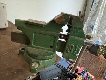 Green 9 1/2 Bench Vise