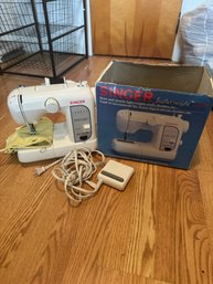 Singer Featherweight TT700 Sewing Machine Tiny Taylor Mending Machine With Original Box