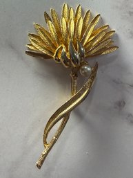 Fabulous Vintage Flower Gold Tone Brooch Pin