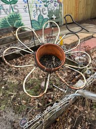 Vintage Metal Daisy Garden Flower Decor With Flower Planter Center