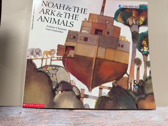 Children's Picture Book Noah And The Ark And The Animals