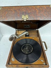 VICTOR PORTABLE OAK TALKING MACHINE