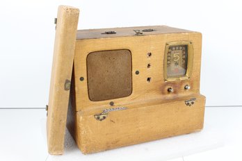 Vintage Antique Detrola Pee Wee Portable AM Tube Radio - No Shipping