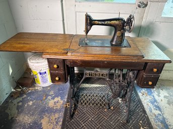 Antique Singer Treadle Sewing Machine In Oak Cabinet – Cast Iron Base, Serial G2529279