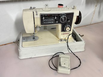 Vintage Dressmaker Heavy-Duty Zigzag Sewing Machine With Foot Pedal – Made In Japan – Working