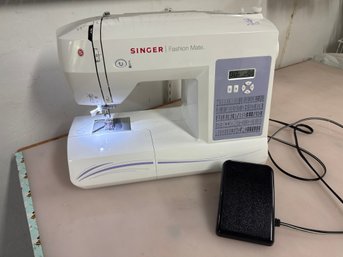 Singer Fashion Mate 5560 Computerized Sewing Machine – 100 Stitches With Foot Pedal
