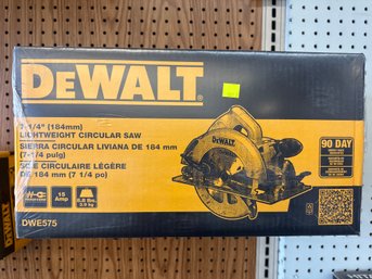 DEWALT 7-1/4' Lightweight Circular Saw  Precision And Portability