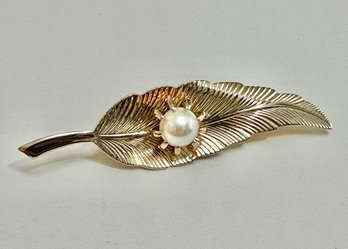 Leaf Pin With Pearl In Center
