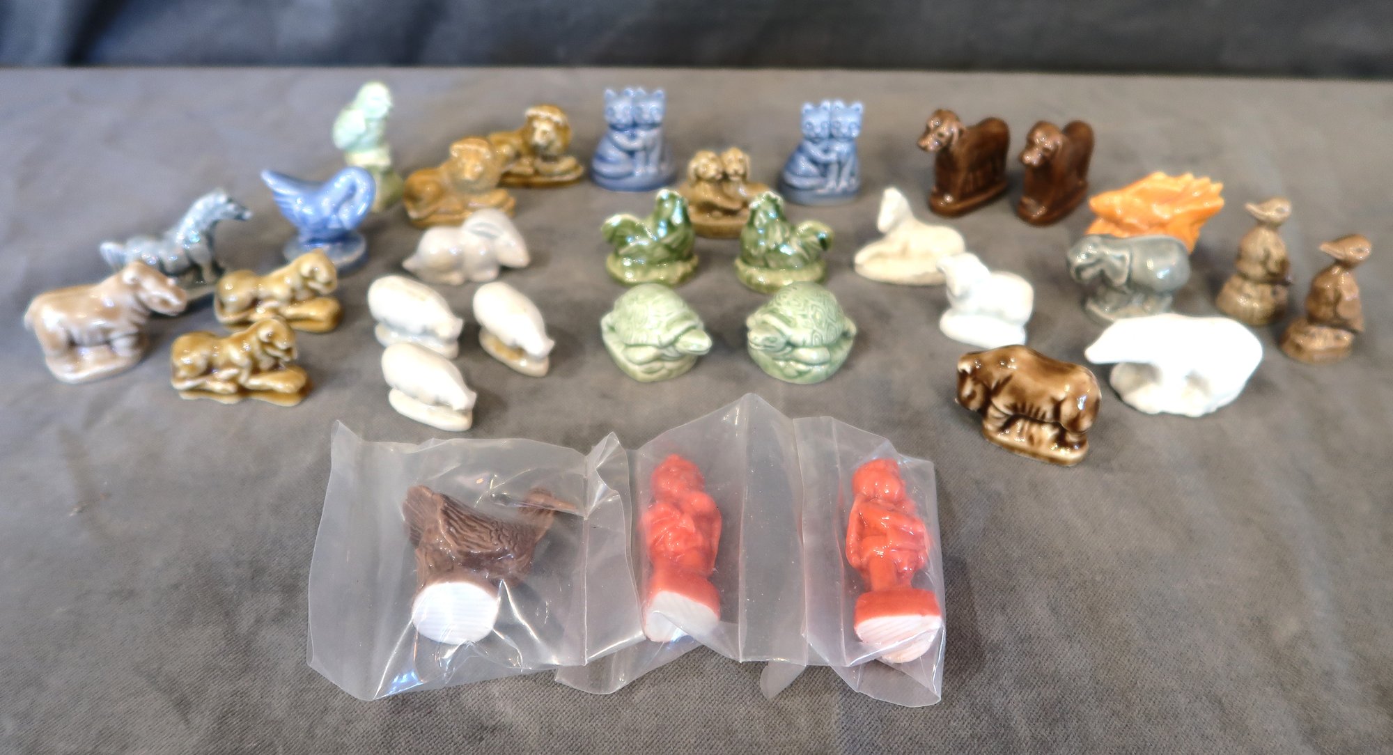Wade Whimsies Red Rose Tea Figurines Lot Of 32 #6249 | Auctionninja.com