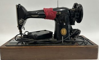 Singer Sewing Machine With Wooden Case