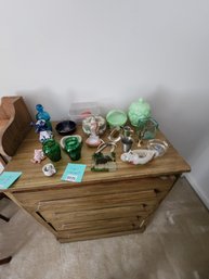 125 - ASSORTED DECOR  GREEN & PINK GLASSWARE, CERAMICS, VINTAGE FIGURINES (CONTENTS ONLY)