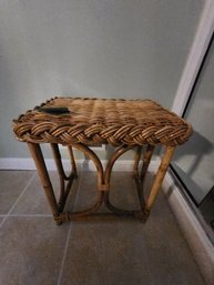 131 - WICKER SIDE TABLE & BEACH THEMED BATH MAT