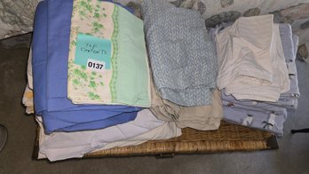 137 - LOT OF LINENS