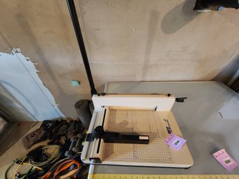 040 - HEAVY-DUTY GUILLOTINE PAPER CUTTER