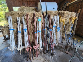 121 - BUNDLE OF WHITE PLASTIC ELECTRIC FENCE POSTS