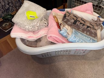 020 - LARGE LOT OF BLANKETS, THROWS & BATH TOWELS IN LAUNDRY BASKET