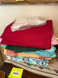 039 - LOT OF LINENS