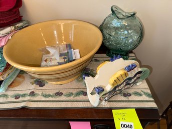 040 - 3pc GLASSWARE LOT