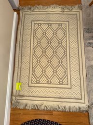 043 - TEXTURED GRAY AND WHITE FRINGED AREA RUG WITH DIAMOND PATTERN