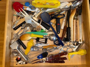 046 - LOT OF ASSORTED KITCHEN UTENSILS