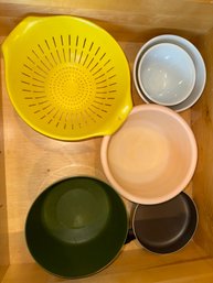 047 - ASSORTED MIXING BOWLS AND PLASTIC COLANDERS
