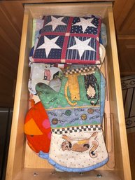 055 - LOT OF ASSORTED KITCHEN POT HOLDERS AND OVEN MITTS