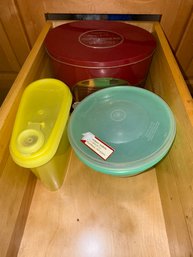 056 - LOT OF VINTAGE TUPPERWARE & STORAGE CONTAINERS
