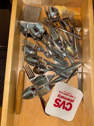 059 - ASSORTED DRAWER OF UTENSILS