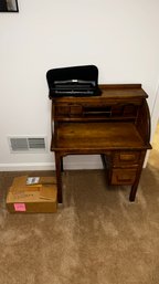 072 - ANTIQUE KIDS DESK