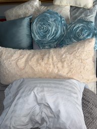 216 - LOT OF PILLOWS