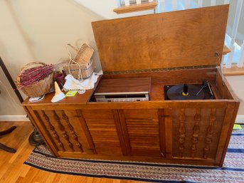 005 - VINTAGE WOODEN STEREO CONSOLE CABINET WITH BUILT-IN RECORD PLAYER AND RADIO