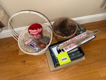 009 - DECOR & KEEPSAKE LOT  BASKETS, SIGNS, CANDLES & COLLECTIBLES