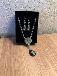 Avon Turquoise Colored And Brown Medallion Necklace Gift Set