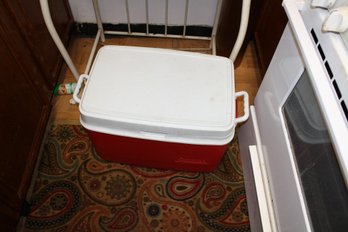 Rubbermaid Red And White Plastic Insulated Cooler Ice Chest With Handles